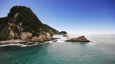 Serenity of the Coastal Horizon wallpaper