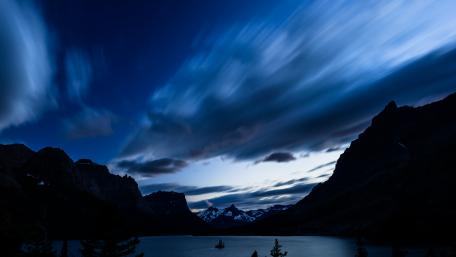 Tranquil Twilight Over Majestic Mountains wallpaper