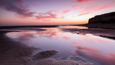 Tranquil Pink Sky Over Serene Sea wallpaper