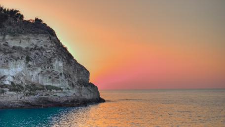 Sunset Cliff Over Tranquil Waters wallpaper