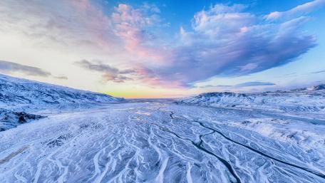 Majestic Arctic Horizon in Blue Splendor wallpaper
