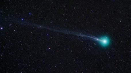 Dazzling Comet Streaking Across Starry Universe wallpaper