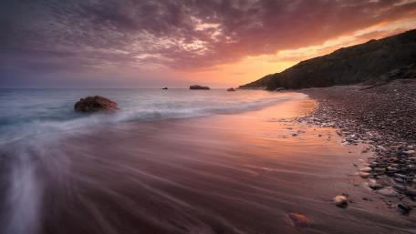 Serene Sunset Over Tranquil Shoreline wallpaper