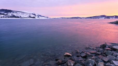 Tranquil Lake at Twilight in Siberia wallpaper