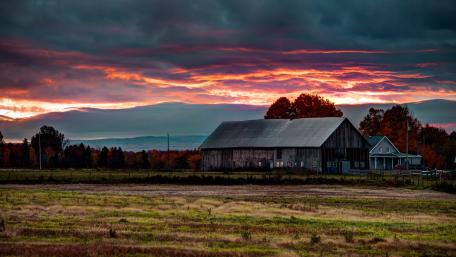 Serene Farm Sunset with Cloudy Skies wallpaper