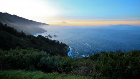 Serene Coastal Sunset Over the Horizon wallpaper