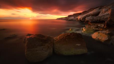 Serene Sunset Over Tranquil Sea Waves wallpaper