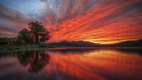Vibrant Sunset Over Calm Lake wallpaper