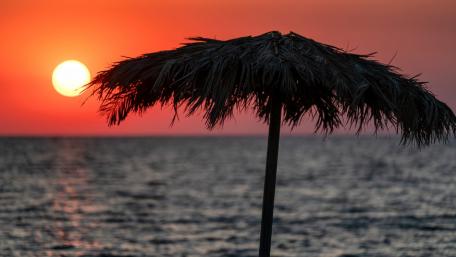 Serene Sunset Over the Calm Sea wallpaper