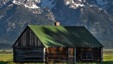 Serenity of a Log Cabin Amidst Mountains wallpaper