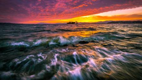 Serene Island Sunset Over Waves wallpaper