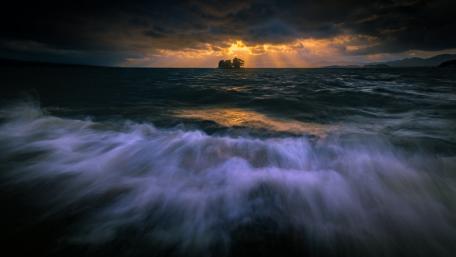 Serene Twilight over Ocean Waves wallpaper