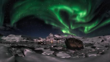 Northern lights in starry sky wallpaper