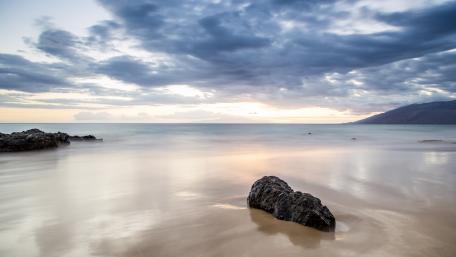 Serene Horizon Over Calm Sea Waves wallpaper