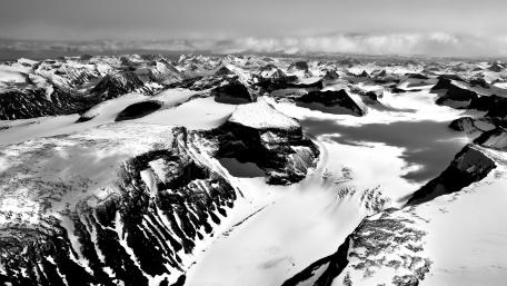 Majestic Monochrome Mountain Peaks wallpaper