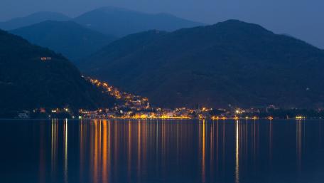 Tranquil Twilight Cityscape by the Lake wallpaper