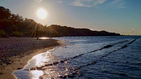 Serene Sunset Over Tranquil Waters wallpaper
