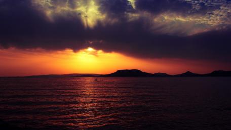 Serene Sunset Over Tranquil Waters wallpaper
