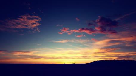 Majestic Sunset Over Tranquil Horizon wallpaper