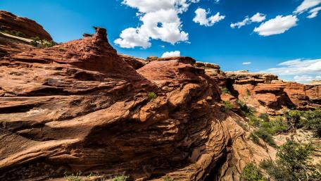 Majestic Red Rock Formations Under Blue Skies wallpaper