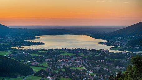Serene Lake at Dusk wallpaper