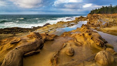 Coastal Serenity with Rocky Shores and Ocean Waves wallpaper