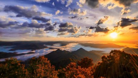 Serene Sunrise Over Majestic Mountains wallpaper