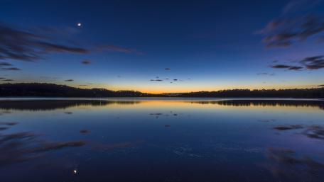 Tranquil Twilight Reflection Over Water wallpaper