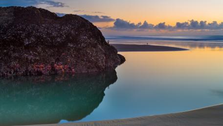 Tranquil Sunset Reflections Over Calm Waters wallpaper
