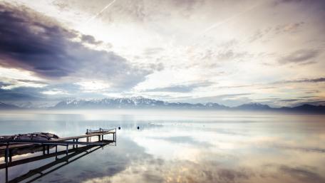 Serene Lakeside Morning Reflection wallpaper