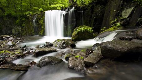 Serenity of Nature's Waterfall Scene wallpaper
