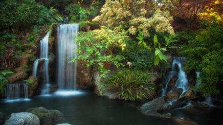 Serene Cascading Waterfalls in Lush Greenery wallpaper