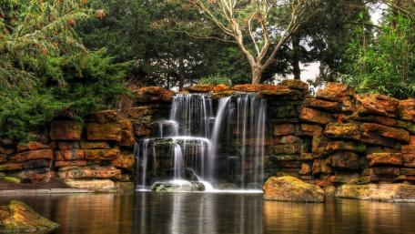 Serene Waterfall in Lush Greenery wallpaper