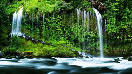Majestic Jungle Waterfall Scene wallpaper