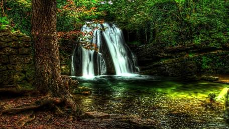 Serene Waterfall in Lush Greenery wallpaper