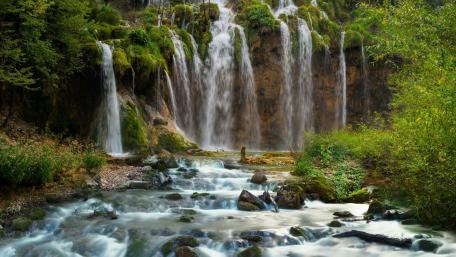 Majestic Waterfall Serenity wallpaper