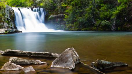 Serene Waterfall in Lush Greenery wallpaper
