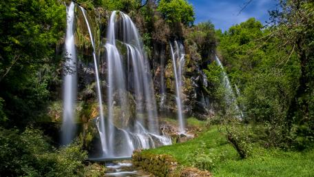 Majestic Waterfalls in Lush Greenery wallpaper