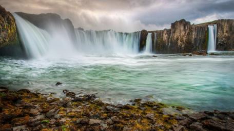 Majestic Waterfall Serenity wallpaper