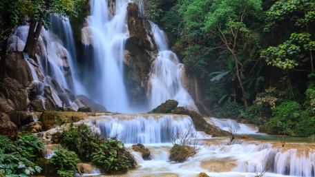 Majestic Waterfall in Lush Greenery wallpaper