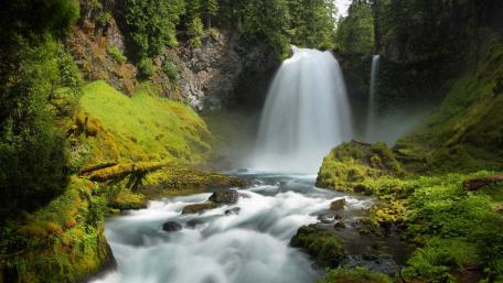 Majestic Waterfall in Lush Greenery wallpaper