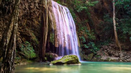 Serene Waterfall in Lush Greenery wallpaper