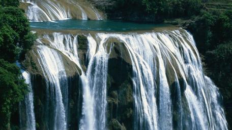 Majestic Waterfall Cascading into Serenity wallpaper