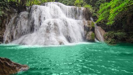 Serene Waterfall in Lush Greenery wallpaper