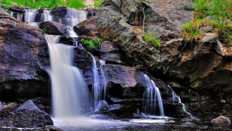 Serenity of a Majestic Waterfall wallpaper