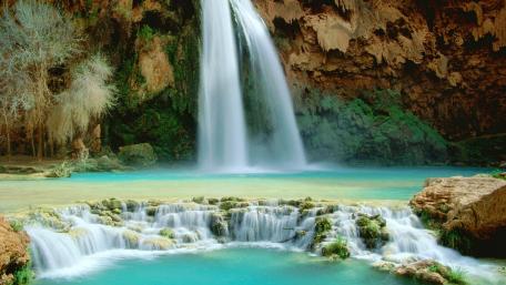 Majestic Waterfall Serenity wallpaper