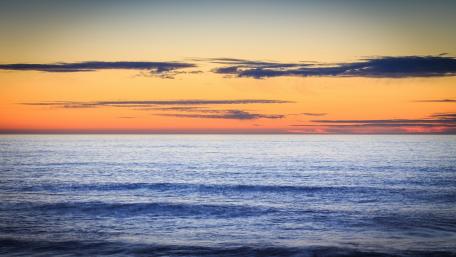Serene Ocean Sunset Over Calm Waters wallpaper