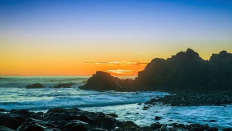 Serene Sunset Over Tranquil Ocean Waves wallpaper