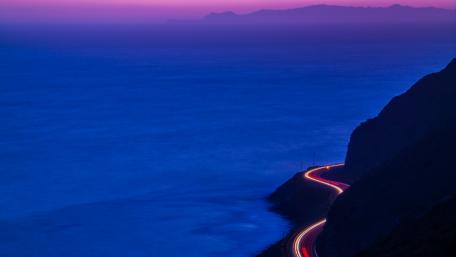 Serene Coastline at Dusk wallpaper