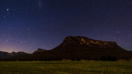 Starry Night Over Majestic Mountains wallpaper